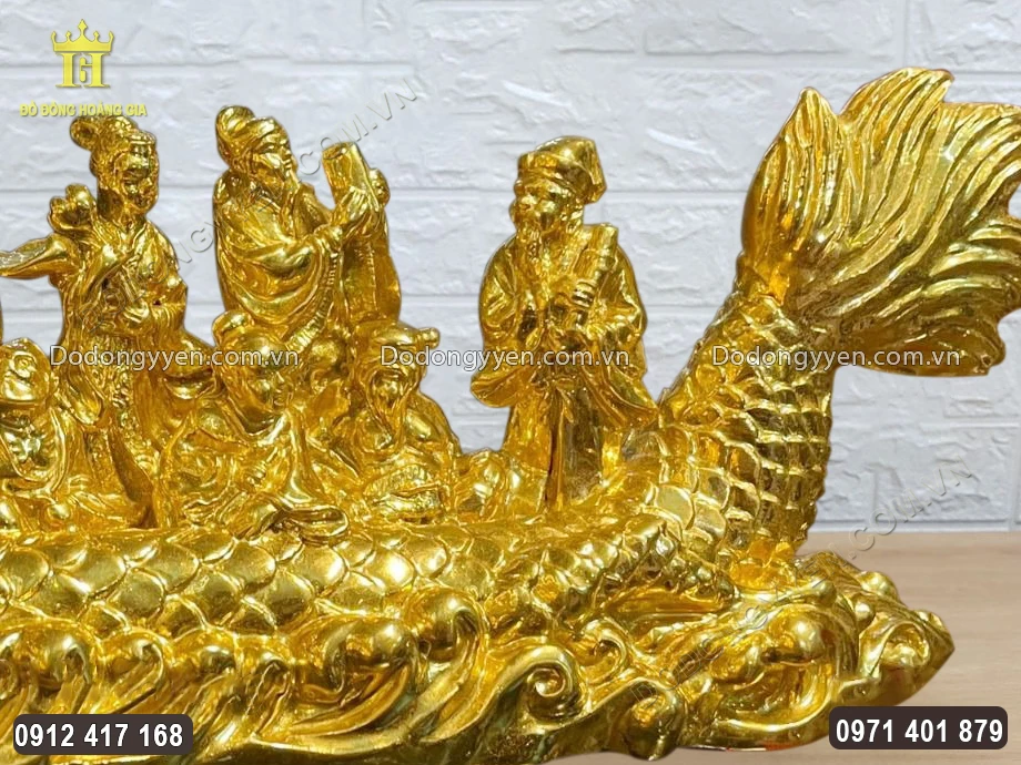 Đu&ocirc;i Rồng được chạm khắc mềm mại, uốn lượn